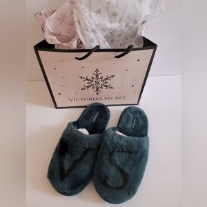SOFT VICTORIA’S SECRET FUZZY SLIPPERS